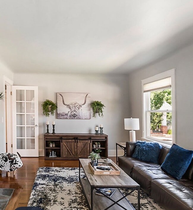 Building Photo - Remodeled and Furnished