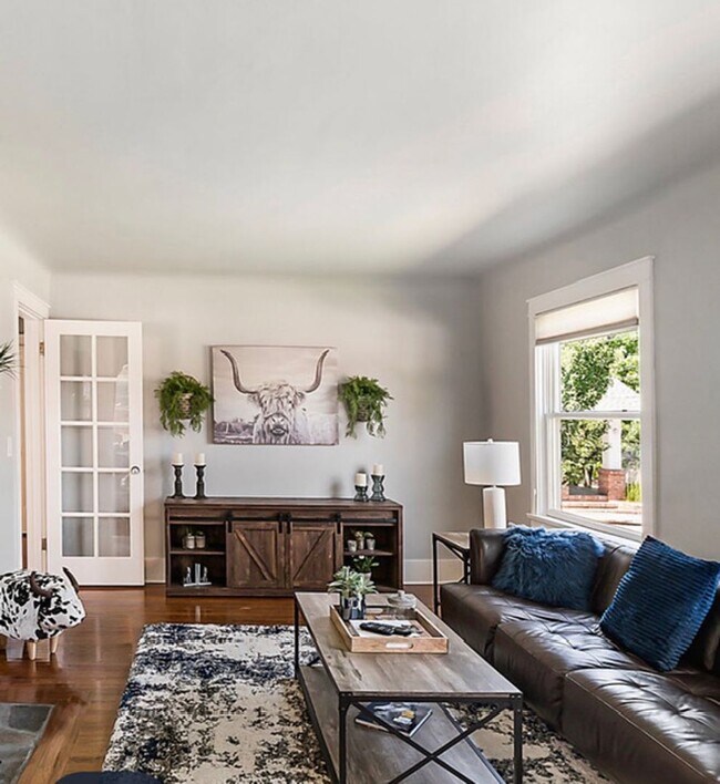 Foto del edificio - Remodeled and Furnished