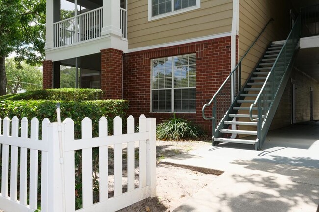 Foto del edificio - Upgraded Condo in Gated Community of Plant...