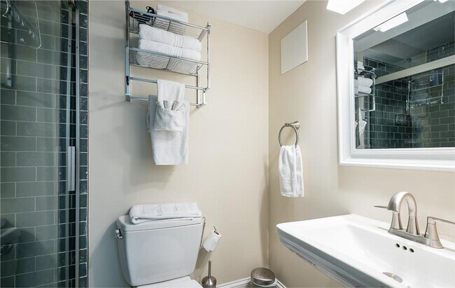 Building Photo - 723 5th St NE