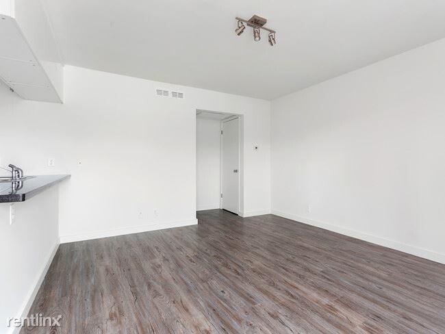 Building Photo - 415 W 39th St