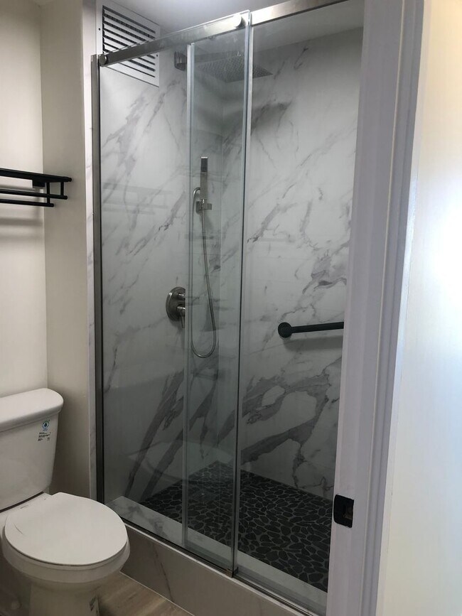 Building Photo - Completely Renovated 1 Bedroom in Waikiki