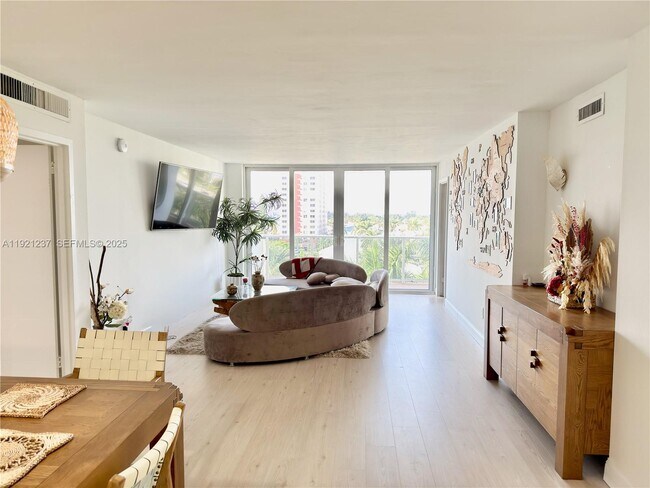 Foto del edificio - 3140 S Ocean Dr