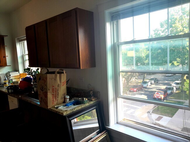 dining area/kitchen - 2306 W Wilson Ave