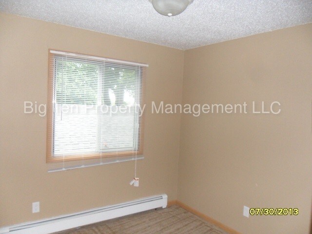 Building Photo - 902 N Dodge St