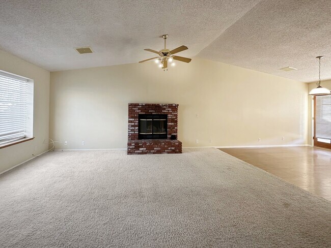 Building Photo - 605 E Wilson Ave