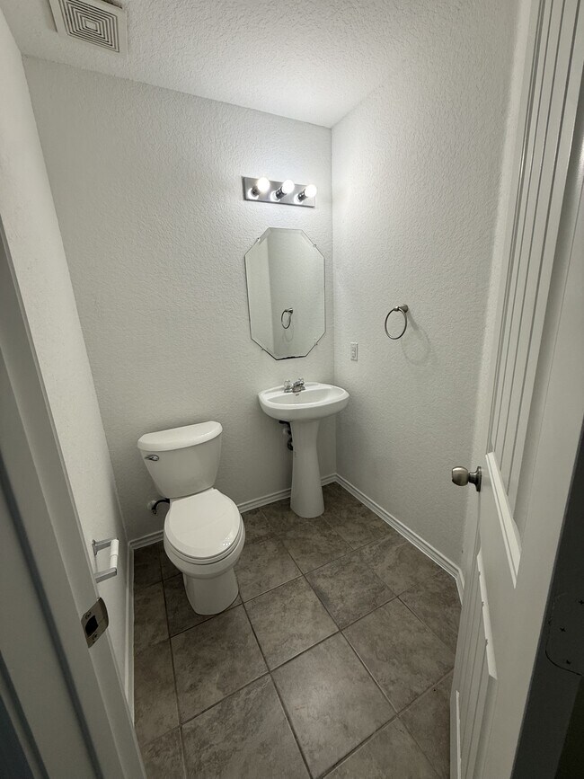 Foto del edificio - 1045 Polmont Ct