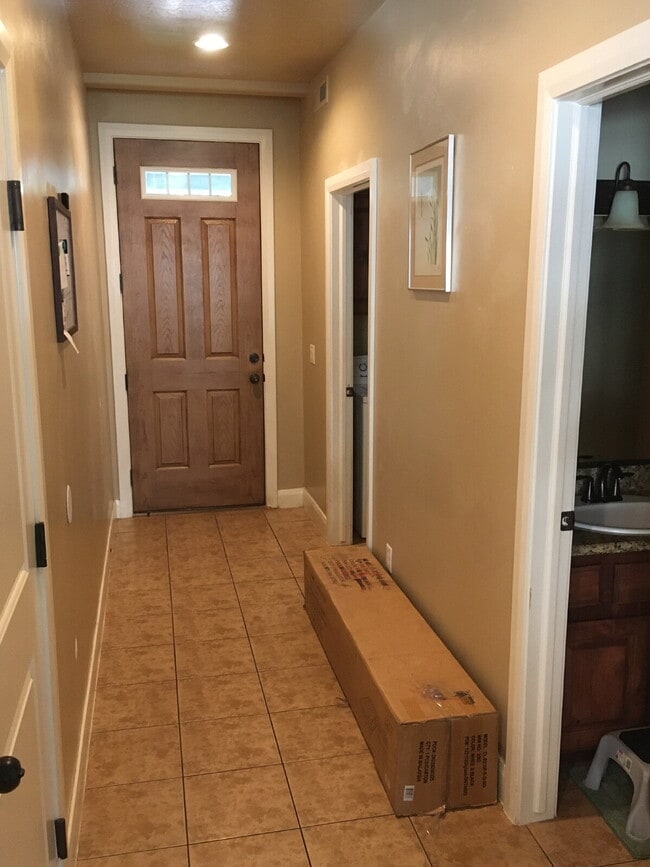 Building Photo - "Spacious 3-Bed Townhouse with 2.5 Baths i...