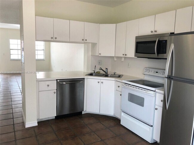 Foto del edificio - 9837 W Okeechobee Rd