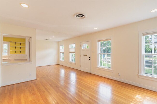 Foto del edificio - 915 E 38th St