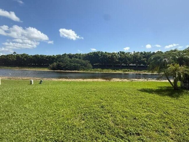 Foto del edificio - 686 Lone Pine Ln