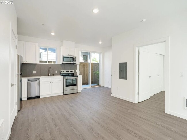 Building Photo - Montana Ave 6 Plex