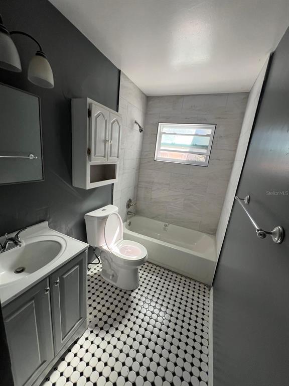 Foto del edificio - 300 83rd Ave N