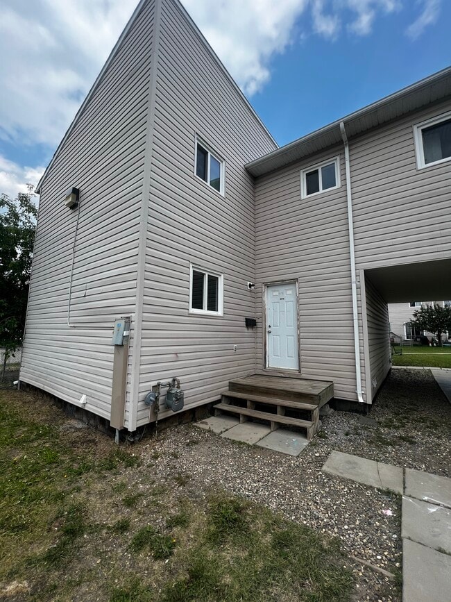 Building Photo - 8916-8101 101 Ave
