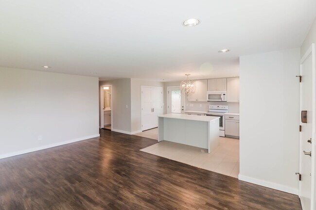 Building Photo - 121 N 46th Ave