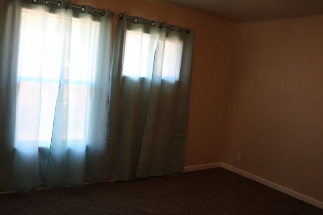 Building Photo - Affordable 3 bedroom on a quiet street