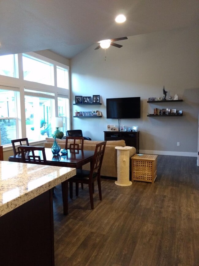 Foto del edificio - Spacious Townhome in Perfect Sandy Locatio...