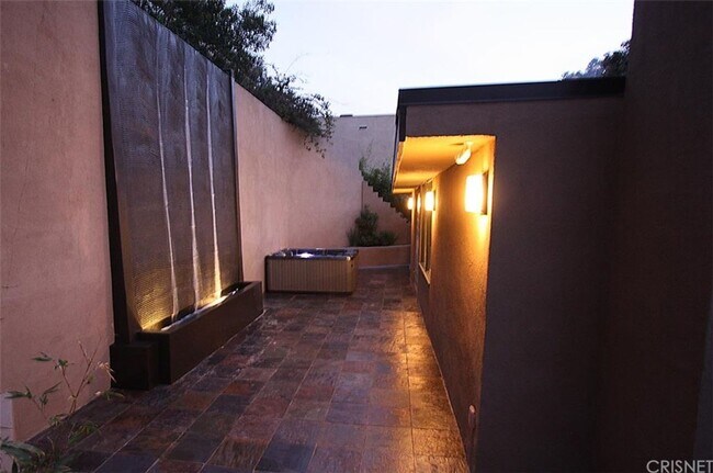 Foto del edificio - Live in the 90210! Stunning Modern Newly Renovated 2 Bedroom plus bonus room home in Beverly Hills!
