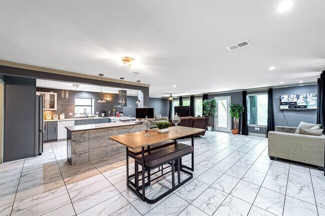 Building Photo - 140 S Timber Top Dr