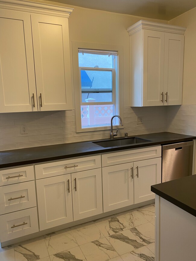 Kitchen - quartz counters, cabinets - 609 N Irving Blvd