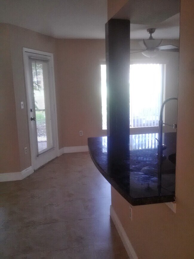 Foto del edificio - 2440 NW 33rd St