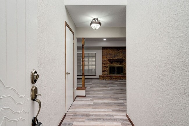 Building Photo - *** $500 MOVE-IN SPECIAL *** Beautifully U...