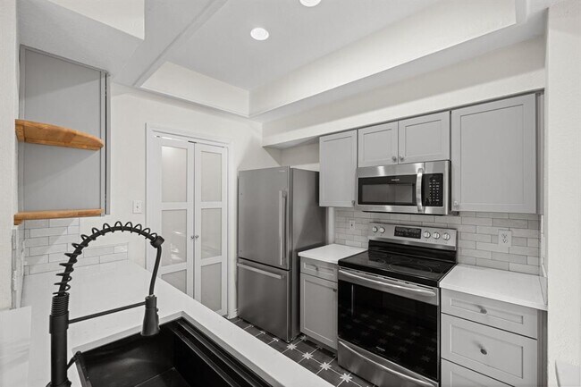 Foto del edificio - 4711 Spicewood Springs Rd