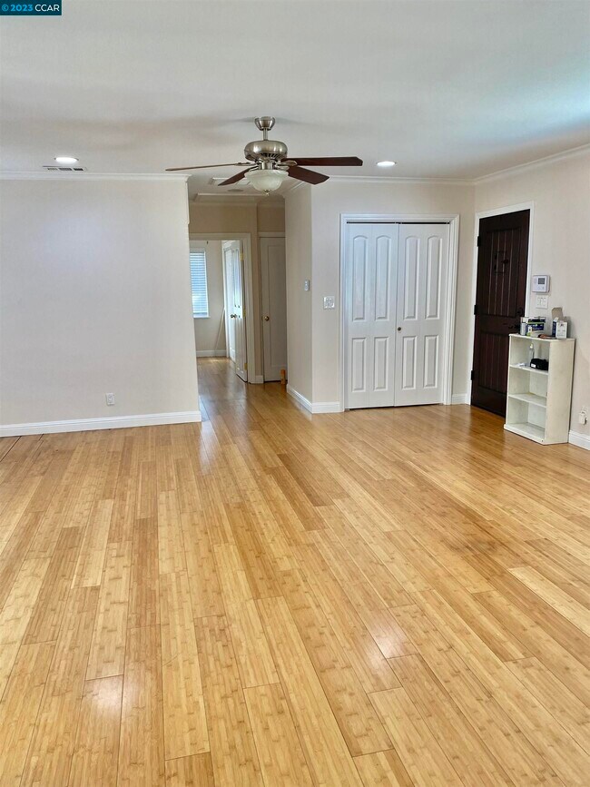 Building Photo - 1420 Meadow Ln