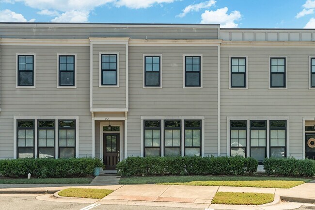 Foto del edificio - Bright & Spacious 4BR/3.5BA Townhome in Wi...