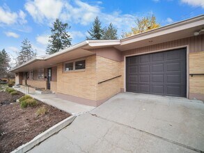 Building Photo - 107 E 16th Ave