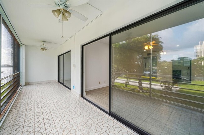 Foto del edificio - 200 Waterway Dr S