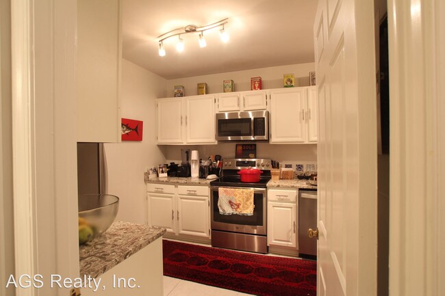 Building Photo - 2 br, 2.5 bath House - 3217-C Sutton Place...