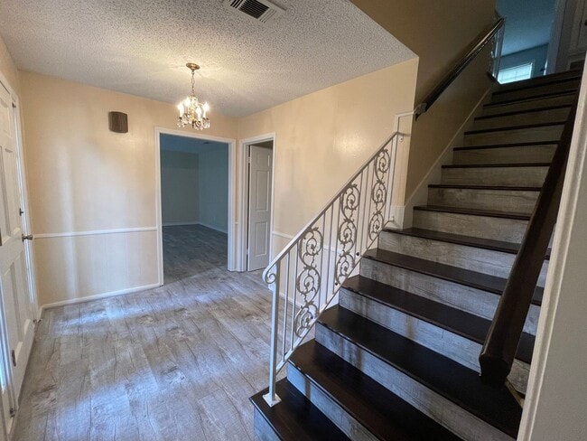 Foto del edificio - Lovely Two-Story Brick Home Located In "Western Hills" Off Pines Road