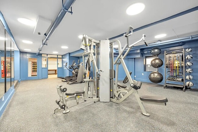 Foto del edificio - 247 W 63rd St