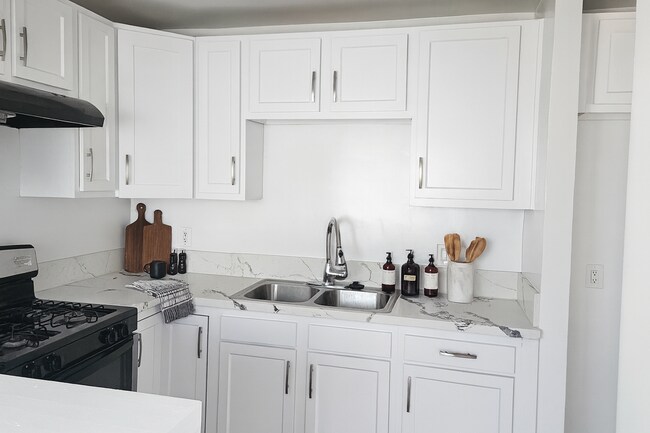 Stageed photo of kitchen - 1518 W 85th St