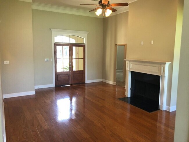 Foto del edificio - AVAILABLE JUNE 1-UNIVERSITY TERRACE 4/2-NE...