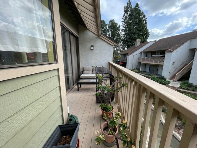 Building Photo - Lakeside North: Upper 1 Bedroom 1 Bath Condo,