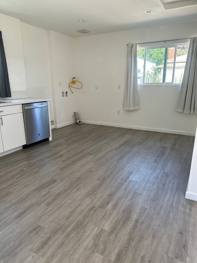 Foto del edificio - Beautiful, upgraded Studio with Parking and Washer/Dryer Hookups