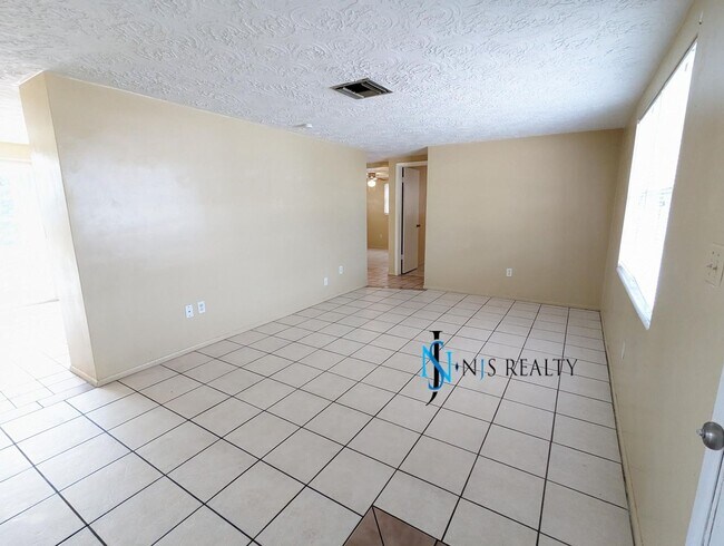 Foto del edificio - PRICE REDUCED 2/1/1 1000 Sq. Ft. with tile...