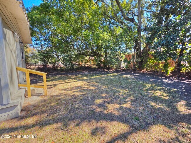 Building Photo - 916 W 25th St