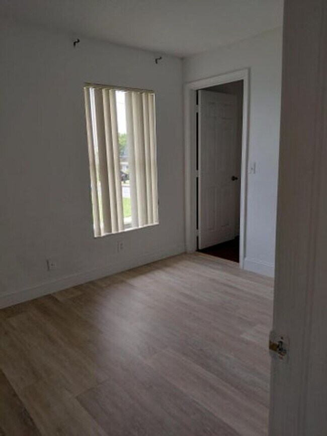 Foto del edificio - 647 Latona Ave