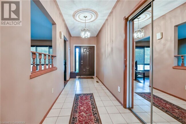 Building Photo - 30 Goldcrest Dr