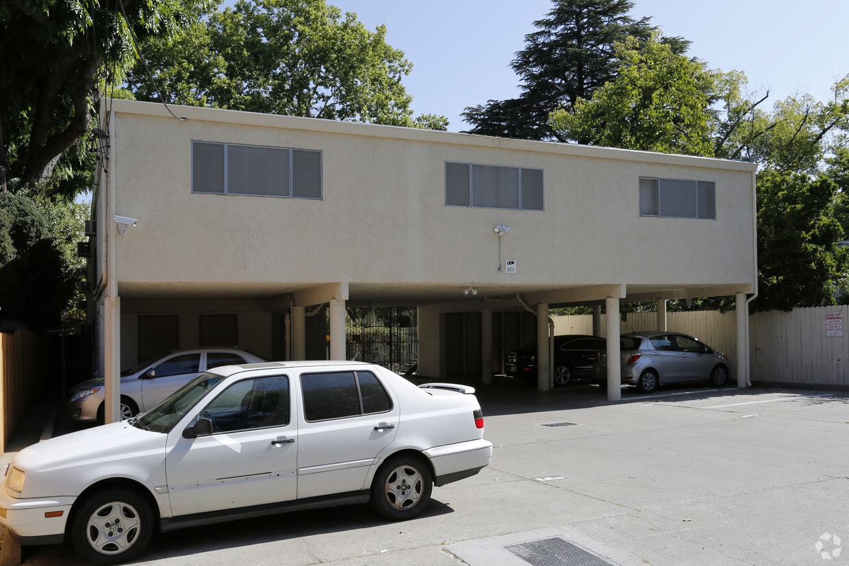 Building Photo - 2216 G St
