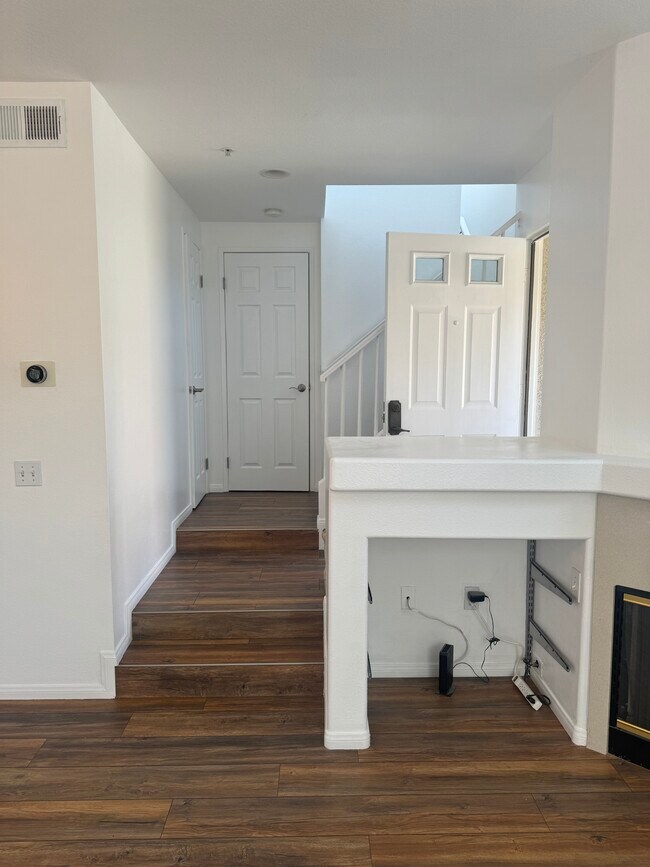 Entry Foyer - 25 Anacapa Ct