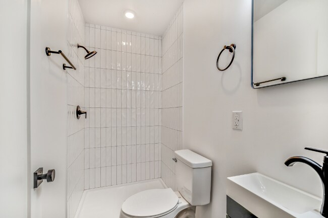 Foto del edificio - 3836 W Girard Ave