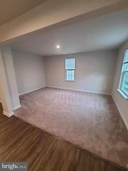 Building Photo - 1006 Valley Run Dr
