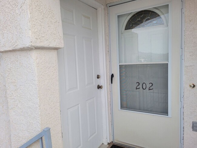 Building Photo - Charming 1-Bedroom Apartment for Short-Ter...