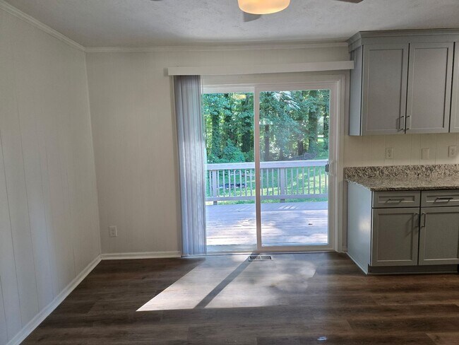 Foto del edificio - Renovated 3 bed 1.5 bath home located in M...