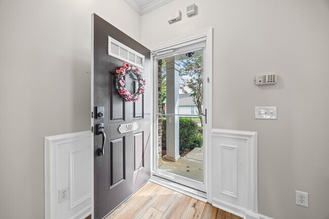Foto del edificio - "Charming 2-Bedroom Townhouse Retreat in B...