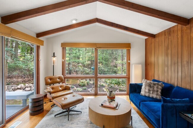 Building Photo - 10 Pinewood Cir